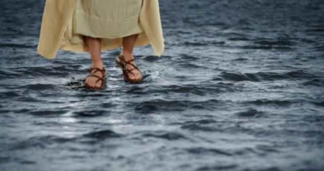 O homem que caminhava sobre a água